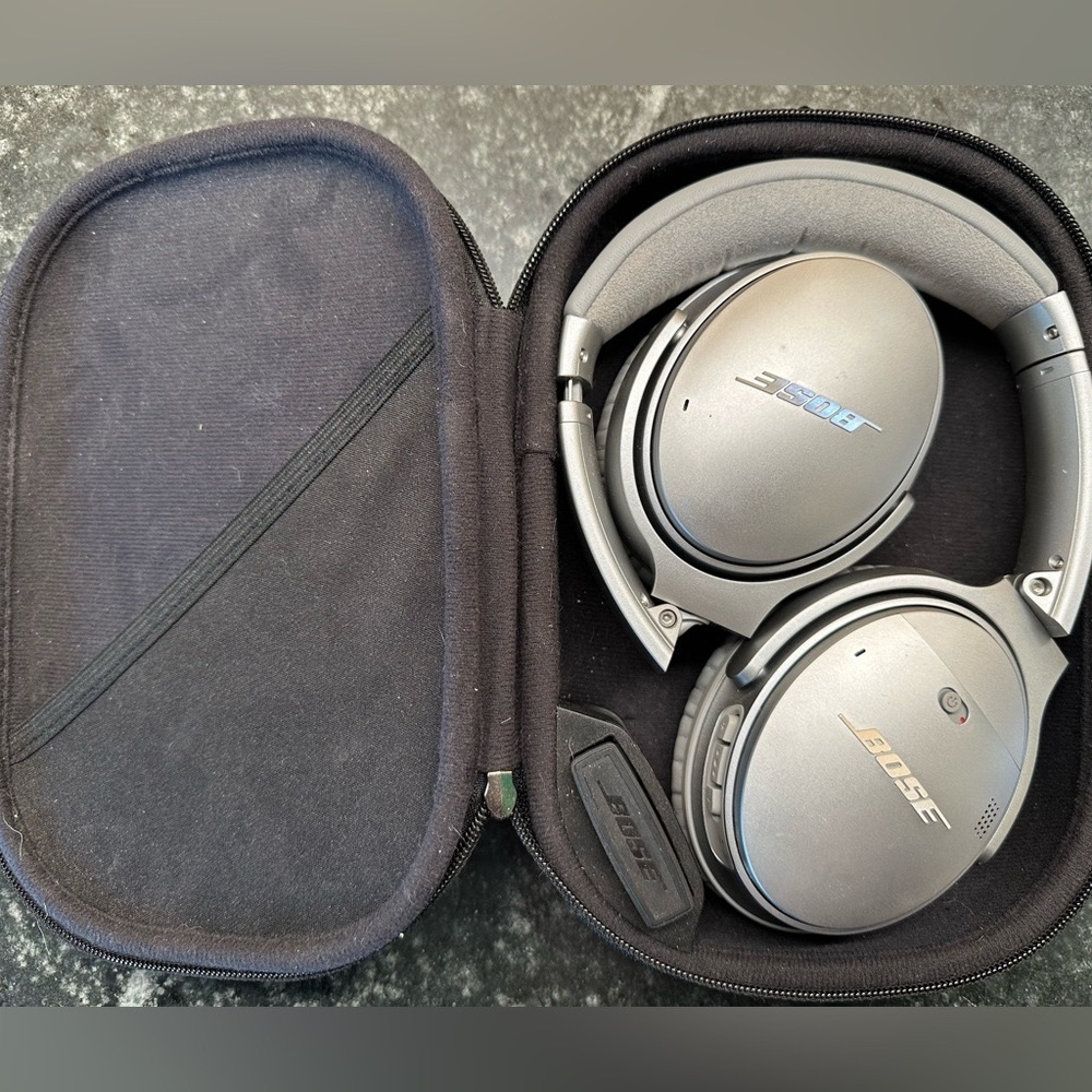 Bose QuietComfort 35 active noise canceling Bluetooth headphones with case, gray